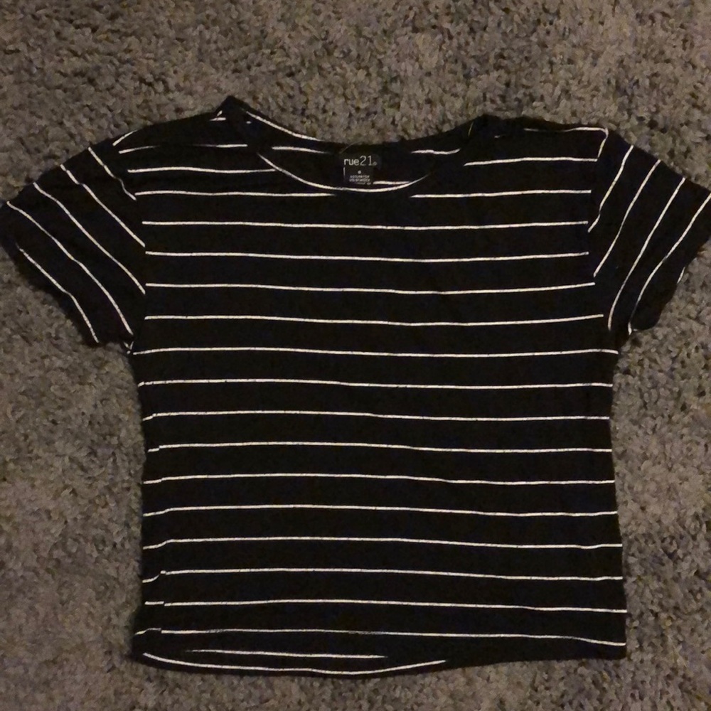 Black cropped striped tee